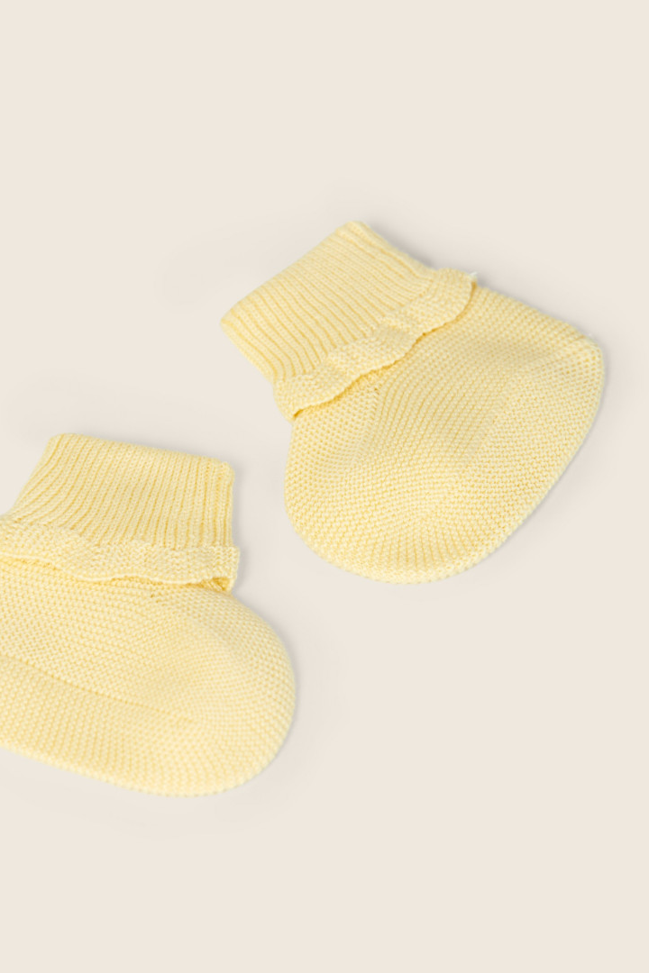 Carapins na cor Amarelo suave