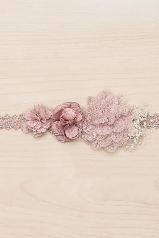 Faixa de renda de algodão com flores e gipsófila combinadas