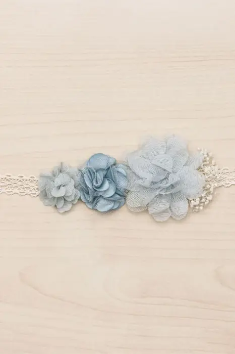 Faixa de renda de algodão com flores e gipsófila combinadas