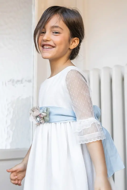 Vestido de tule com faixa em linho