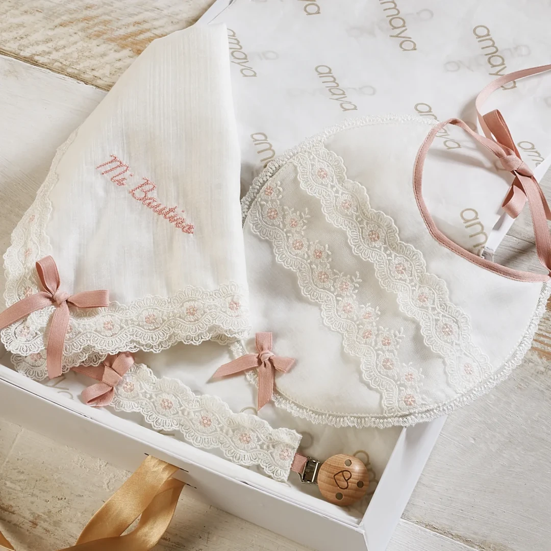 Conjunto batizado, babete, toalha e prendedor de chupeta