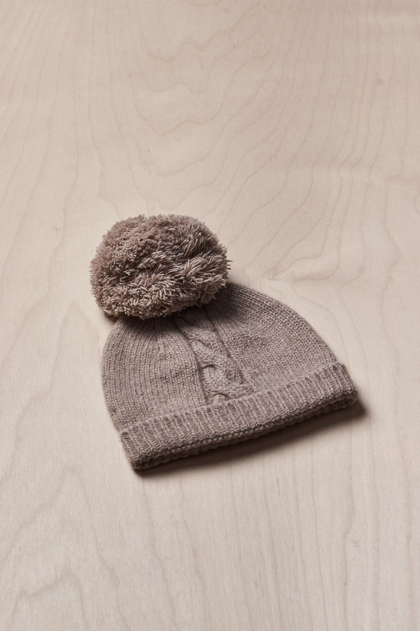 Gorro com pompom - Castanho - Wedoble